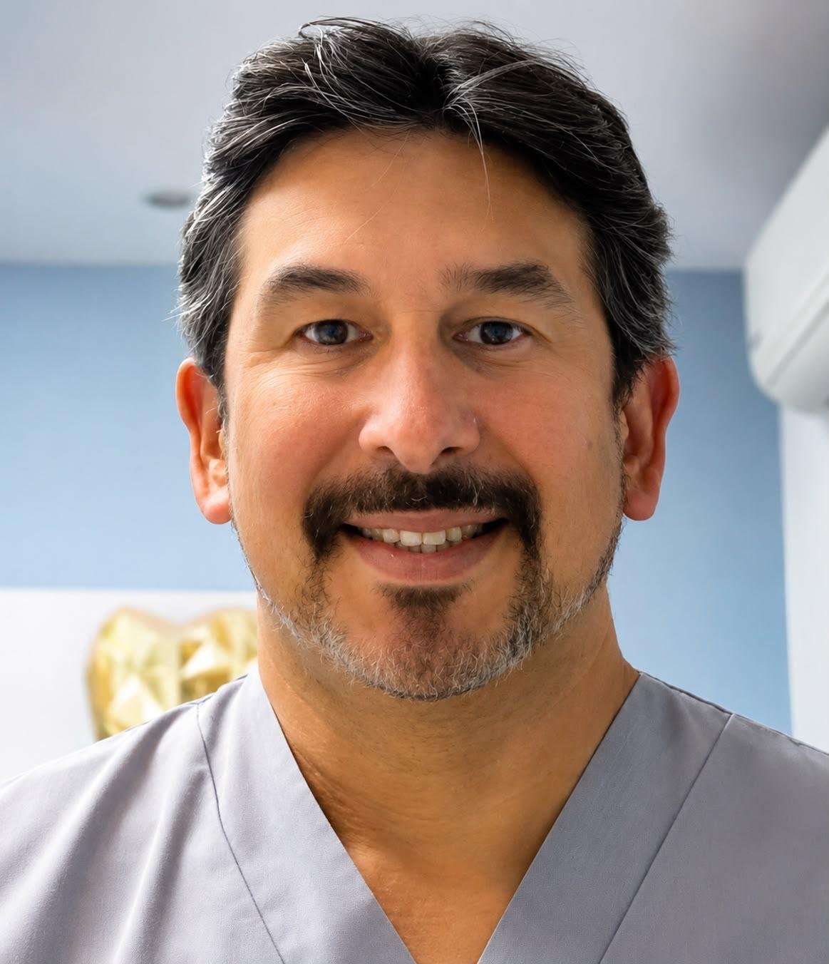 Dr. Carlos Fuenmayor — Director de la clínica